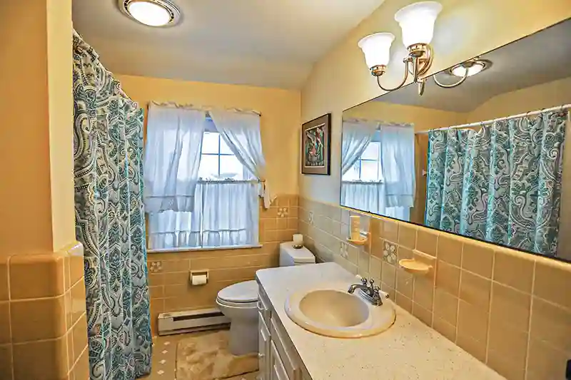 Stone Harbor NJ Rental Wits End. Bathroom.